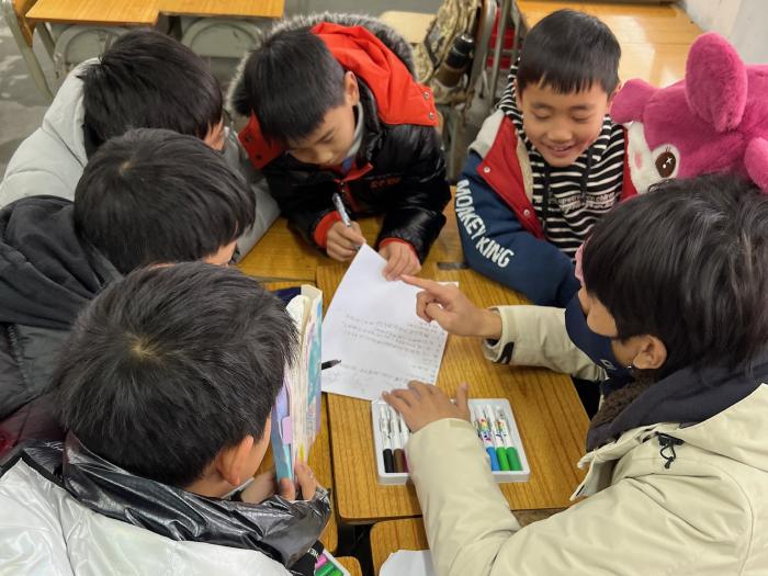 Volunteer helping students with their Changemaker project.