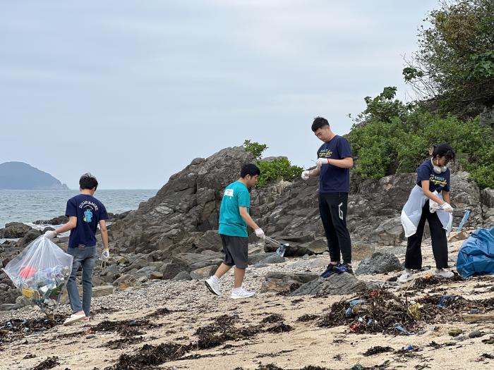 Picking up plastic pellets 