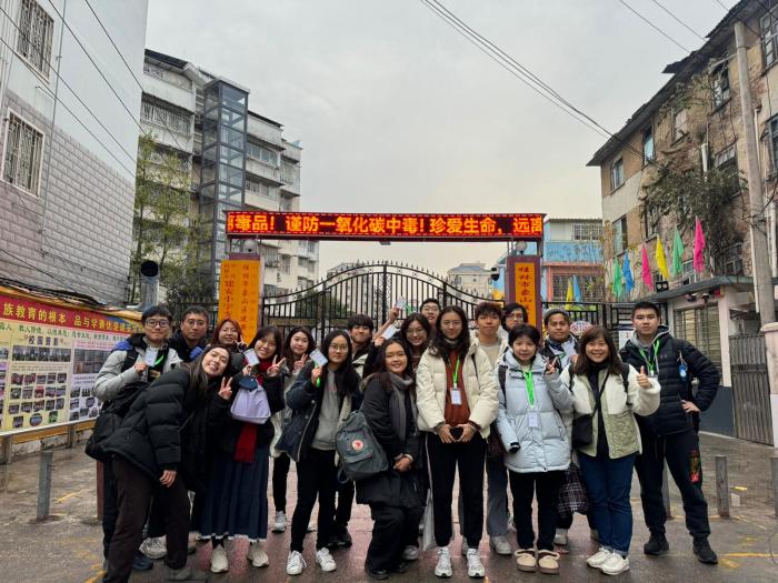 A group picture of volunteers standing in front of Jian-An Primary School.