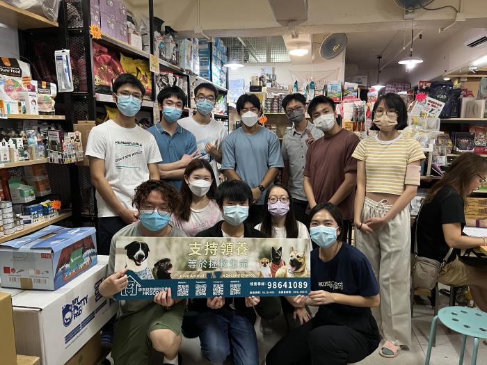 A group picture of the volunteers who served the cats.