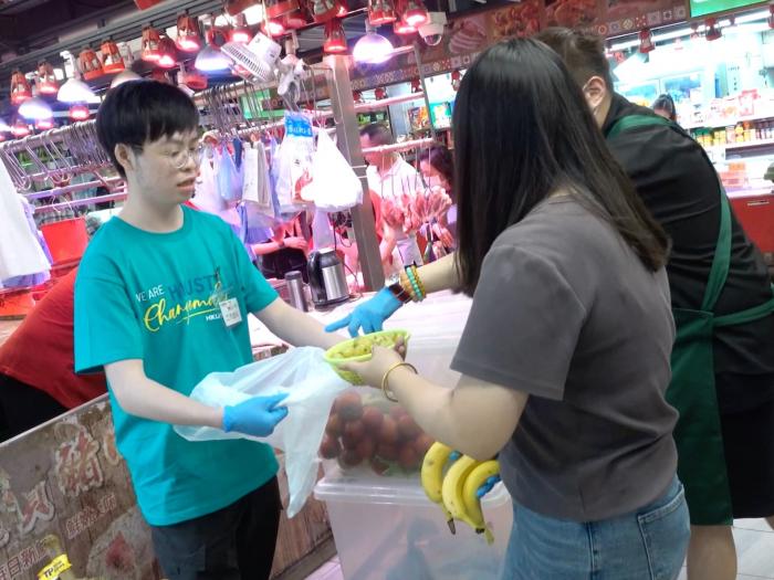 Volunteers collecting edible surplus food in the wet market