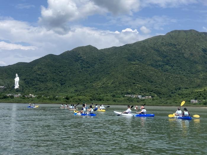 Volunteers paddling along the Ting Kok Coastline 