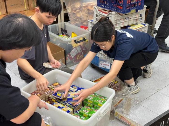 students packing surplus food