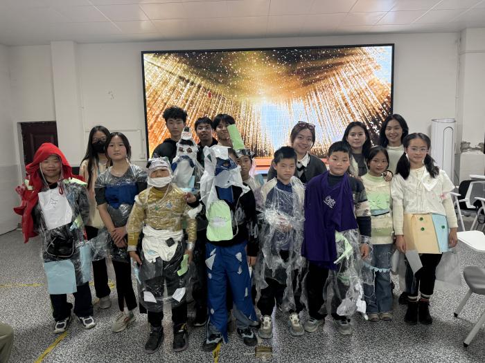The primary school students were very happy with the products that they created with our HKUST volunteers.