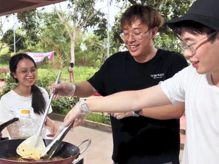 Cooking local dishes with local hosts