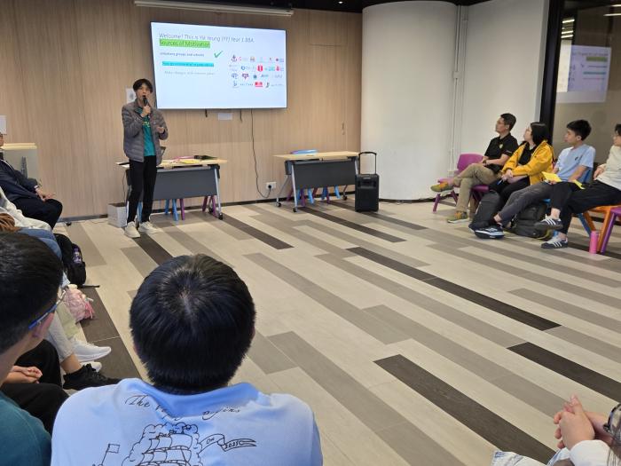 HKUST student leader sharing their service experience 
