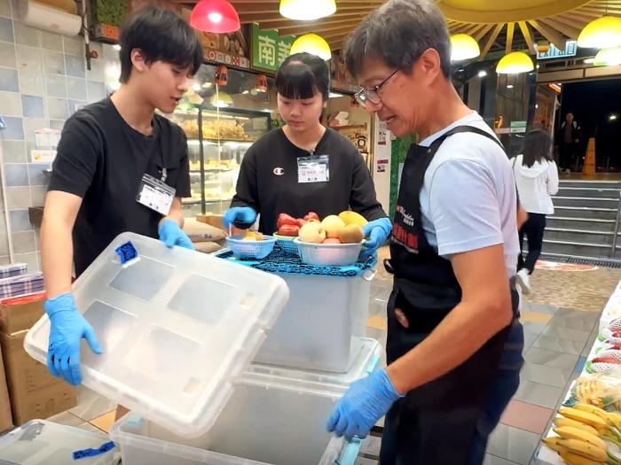 Volunteers gathering surplus food at wet markets