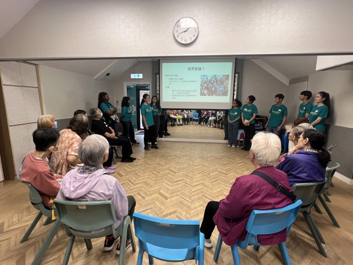 Students distributing the lightweight treasure pouch to the elderly