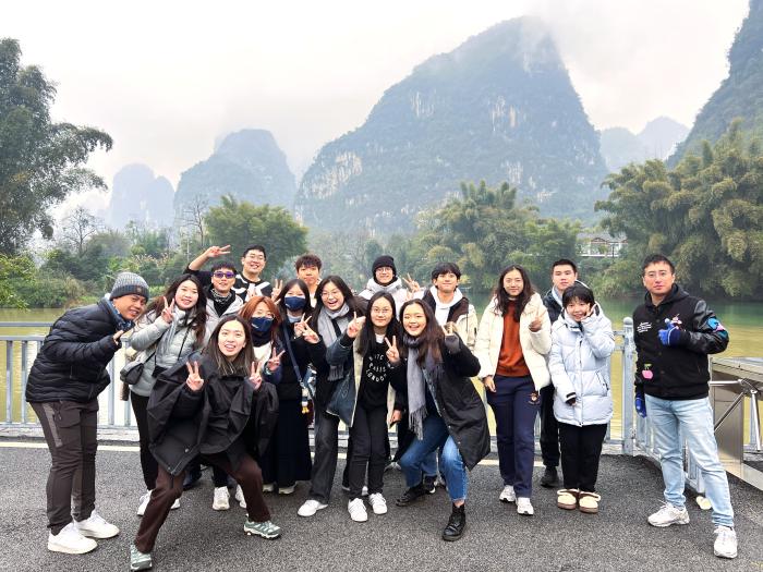 HKUST volunteers spent a delightful day exploring the beauty of Guilin.