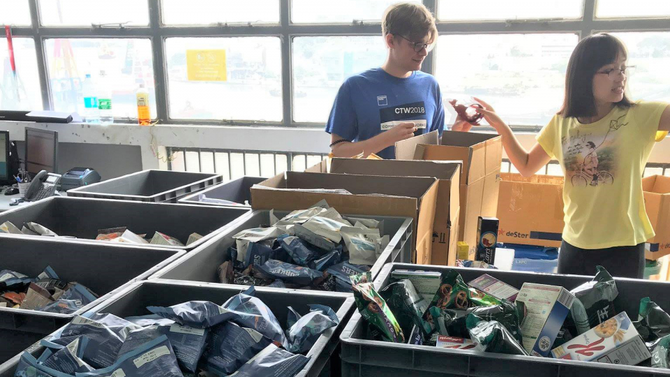 Inspecting and sorting food surplus from the airport