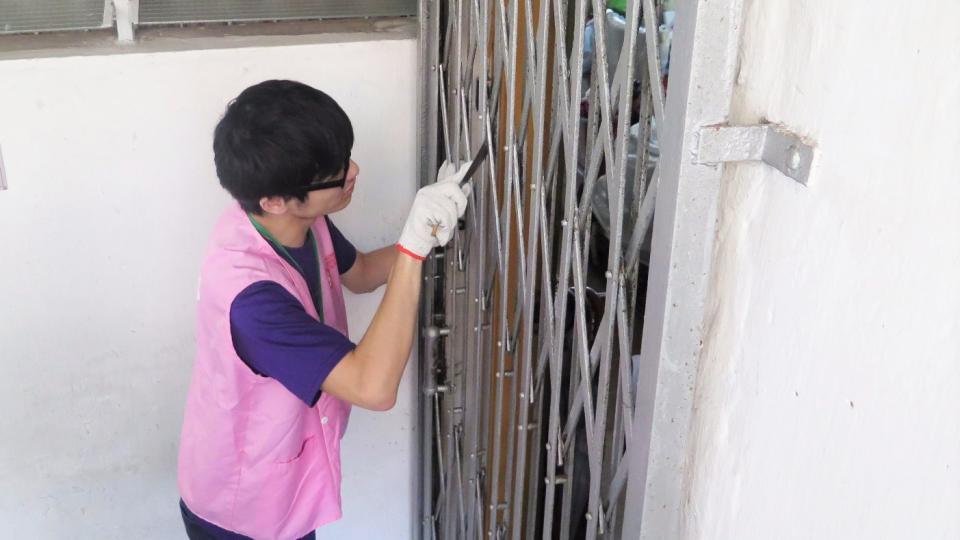 Peeling the rust before painting the gate