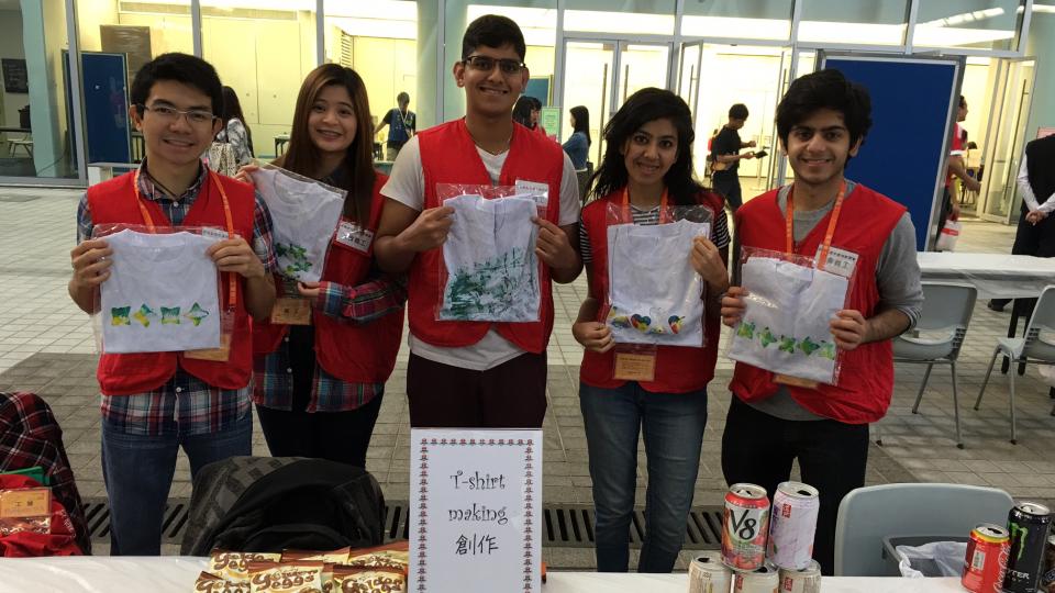 Volunteers helping in the T-shirt making booth