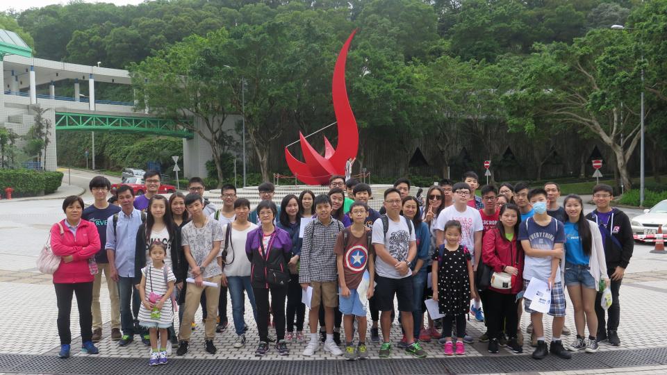 A group photo of HKUST volunteers, participants and their families, taken during the campus tour