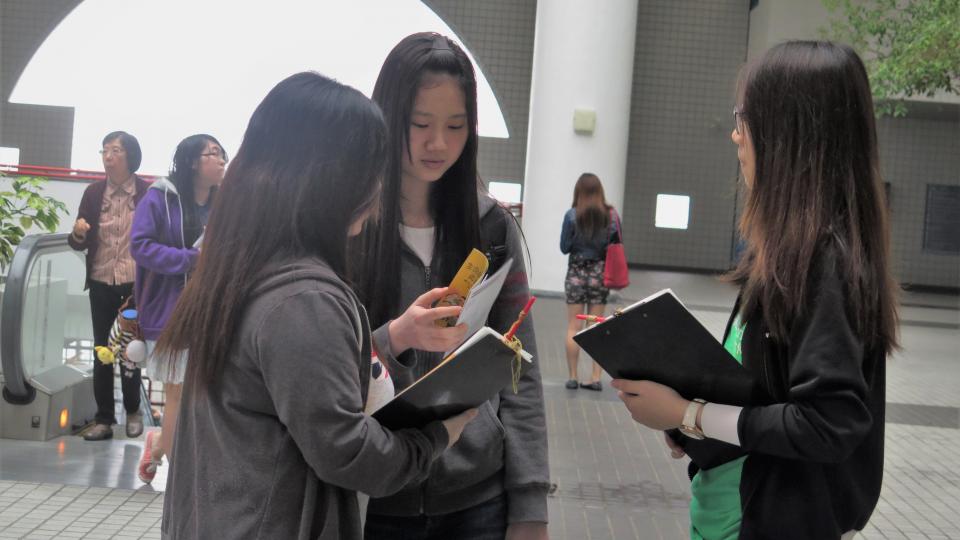 Volunteers promoting organ donation on campus
