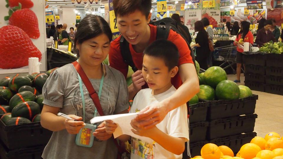 Volunteer introducing low carbon diet to the family in a supermarket
