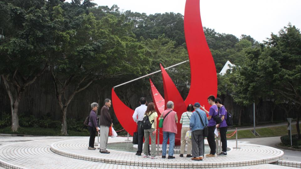 Volunteers introducing the HKUST campus to the elderly