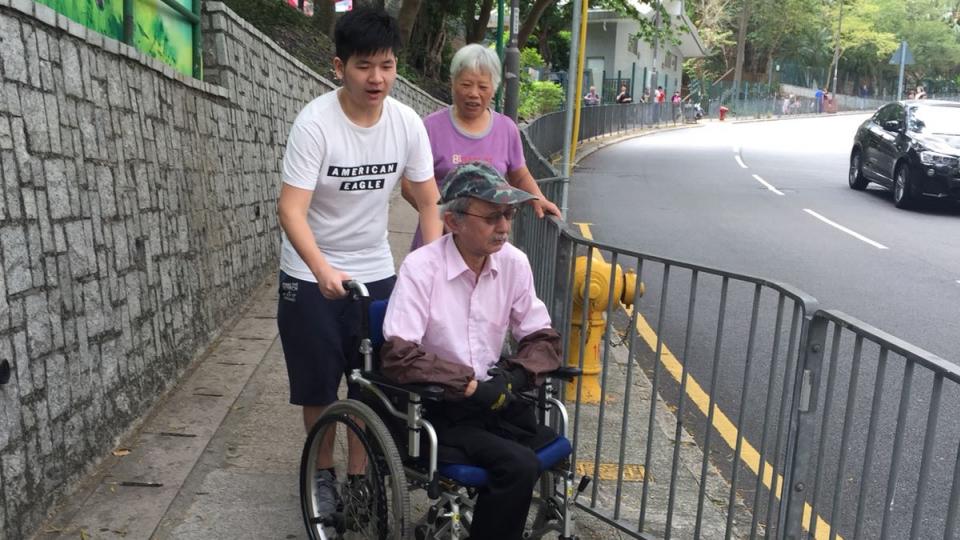 Volunteers and wheelchair users getting to know each other