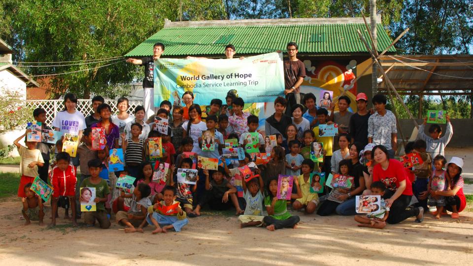 A group photo with Wat Opot