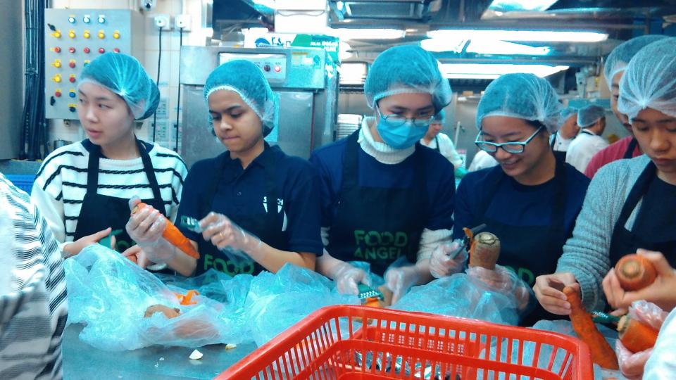 Volunteers preparing vegetables for the hot meals