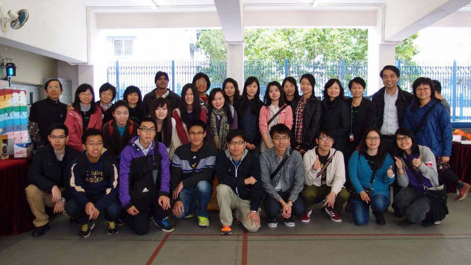 Let's have a group photo with other community volunteers!