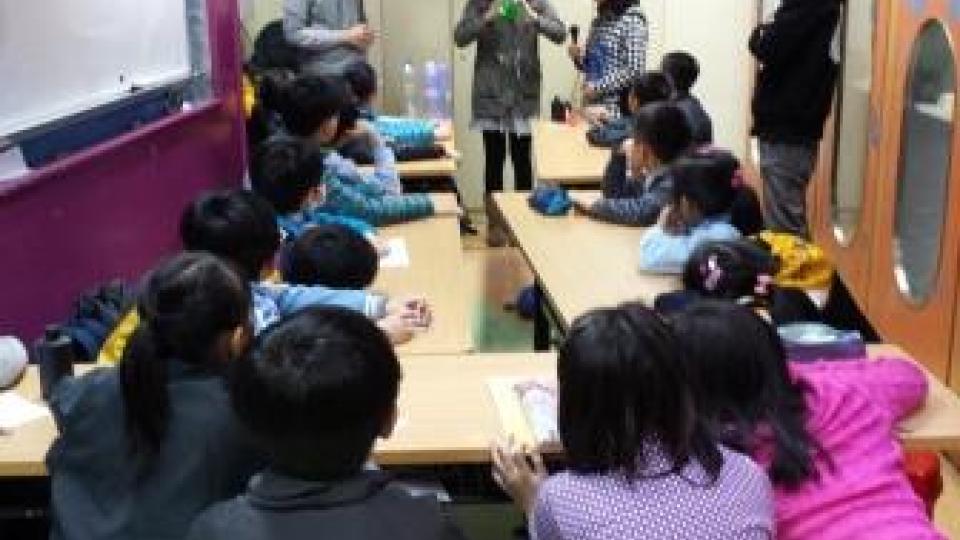 Children paying attention to the experiment demonstration