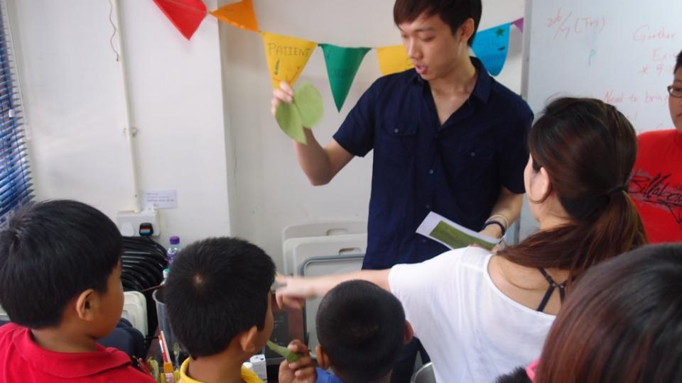 Demonstrating the leaf vein bookmark making process