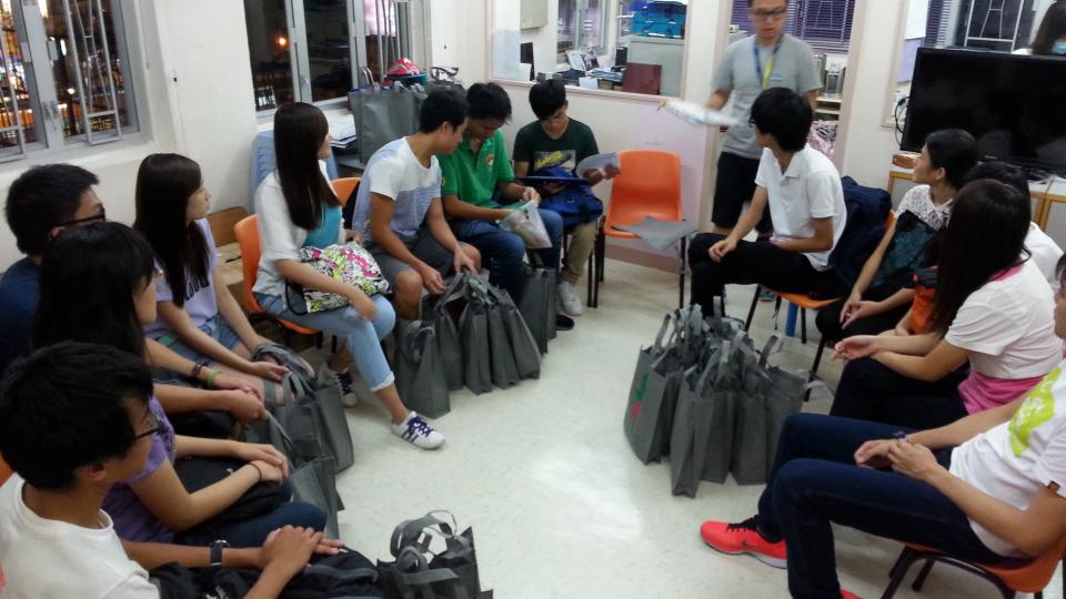 The social worker introducing the visiting service to the volunteers