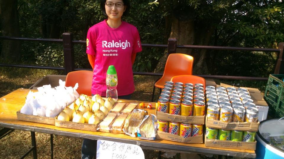 Volunteer preparing energizing drinks and food for runners