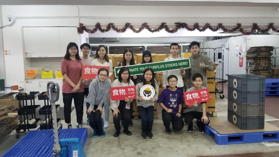 Volunteers took a group photo together with props in hand