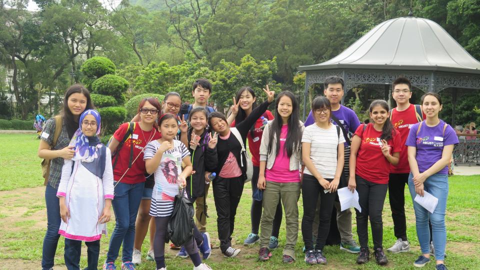 Both volunteers and ethnic minority kids enjoy the outing