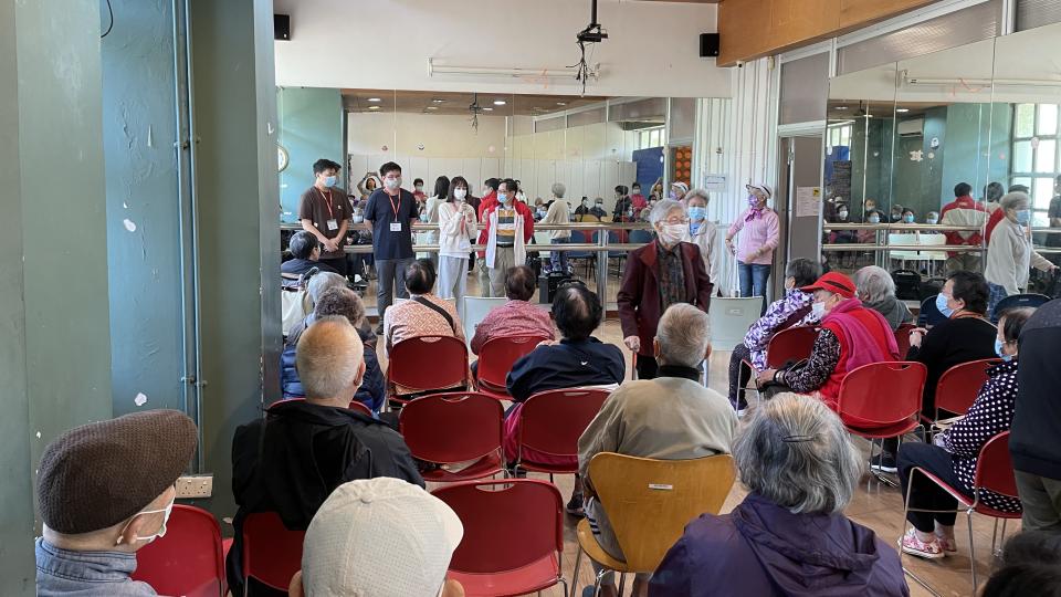 The volunteers are holding workshop for the older people