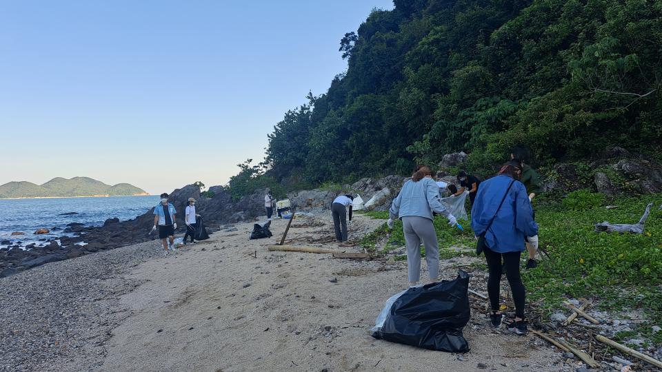 Volunteers cleaning rubbish