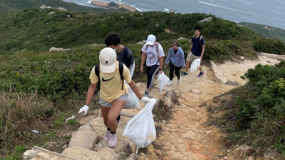 Volunteers picking up trash with good work allocation