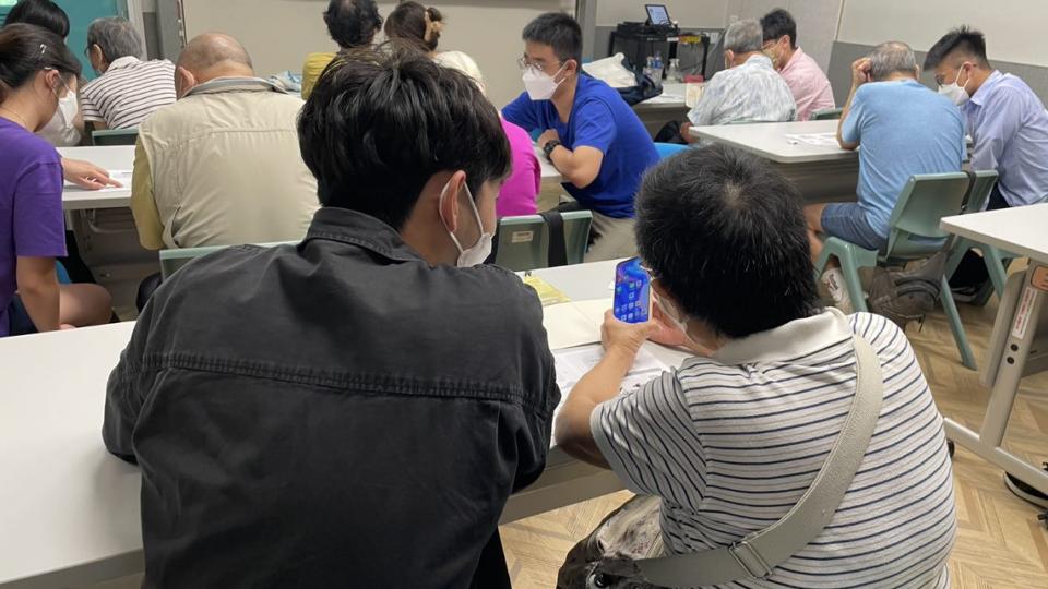Volunteers guiding the elderly to use smartphones