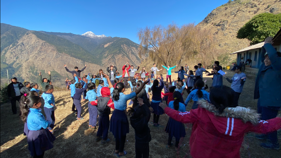 Volunteers were doing exercises with kids in Nepal