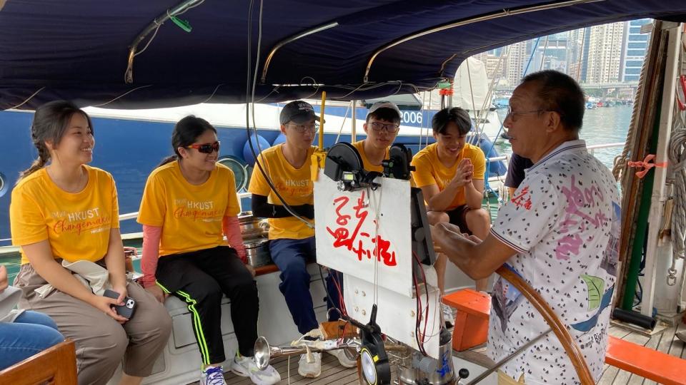 Skipper introduces the sailing boat to participants 