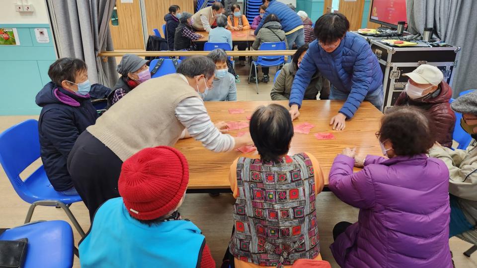 Volunteer hosting a workshop for the older people.