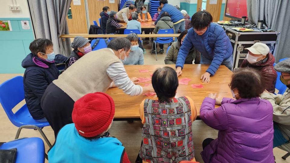 Volunteer hosting a workshop for the older people.