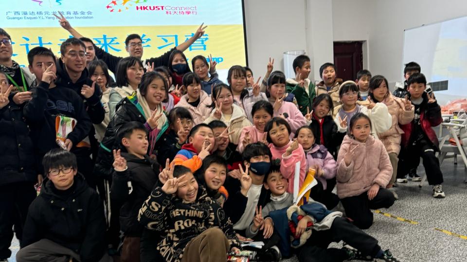 A class picture with the volunteers and the children.