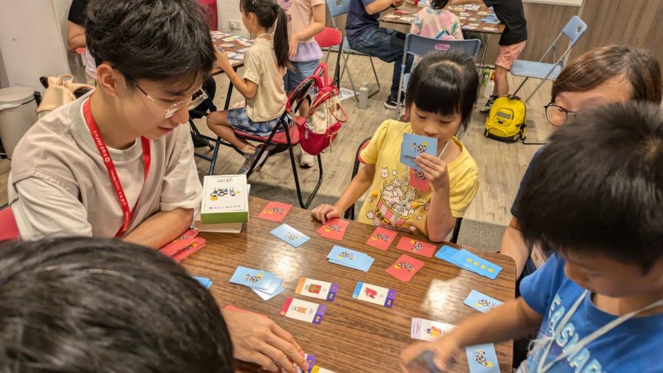 Student is teaching kids financial knowledge through board game