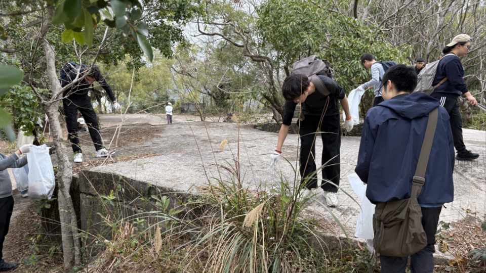 Volunteers picking up litter along the hike