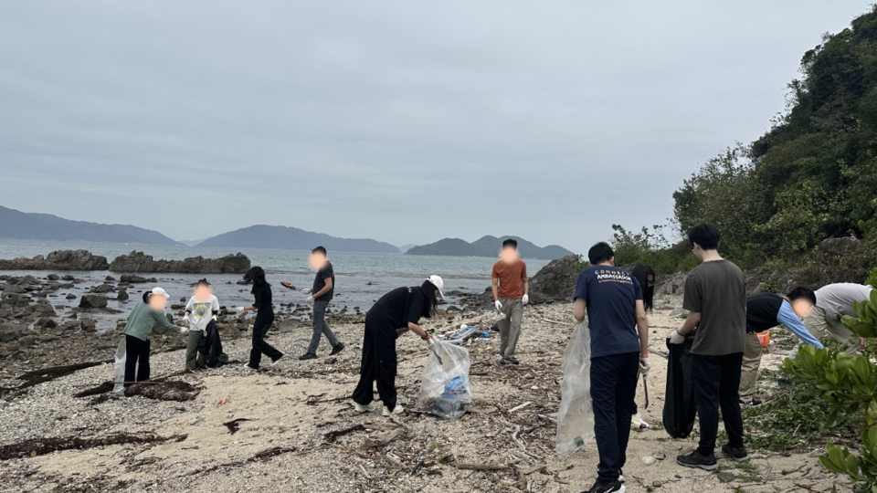 Volunteers picking up litter at HKUST Campus