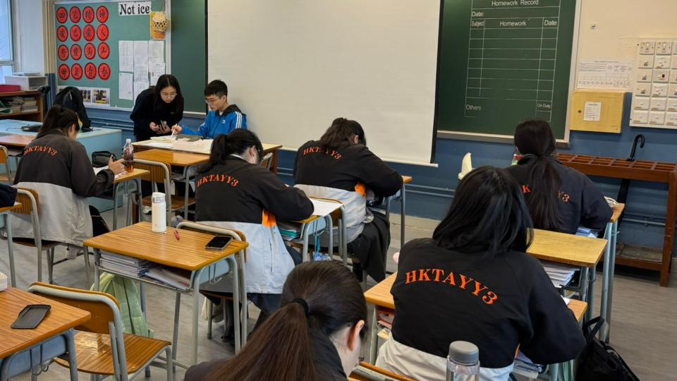 Volunteer teaching secondary students