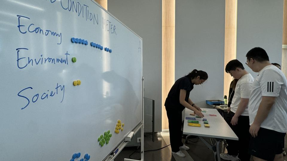 Participants striving hard to improve the interim result of their unbalanced "world"