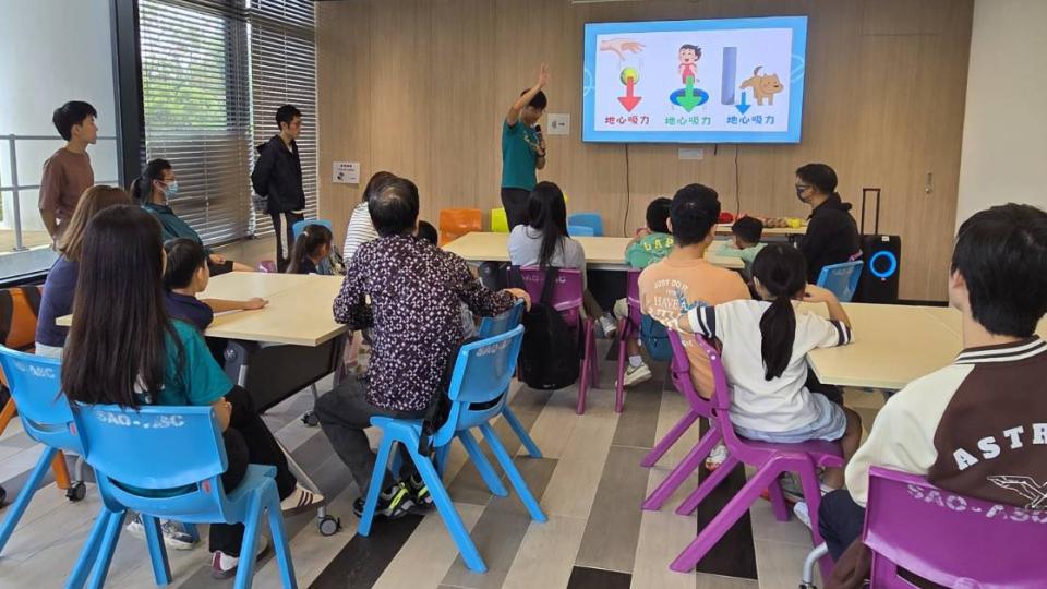 Volunteer explaining  STEM concepts to children