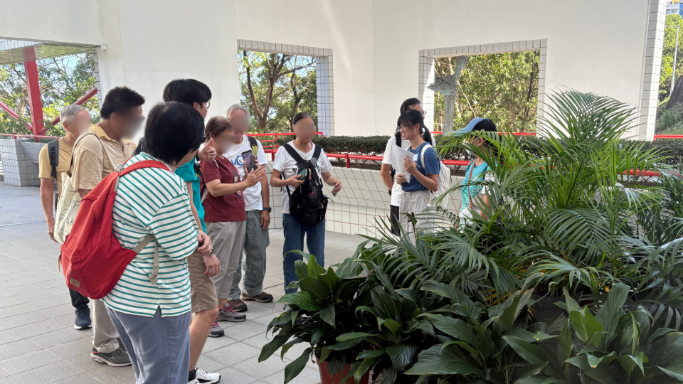 Students introducing Wisdom Stone to the Elderly