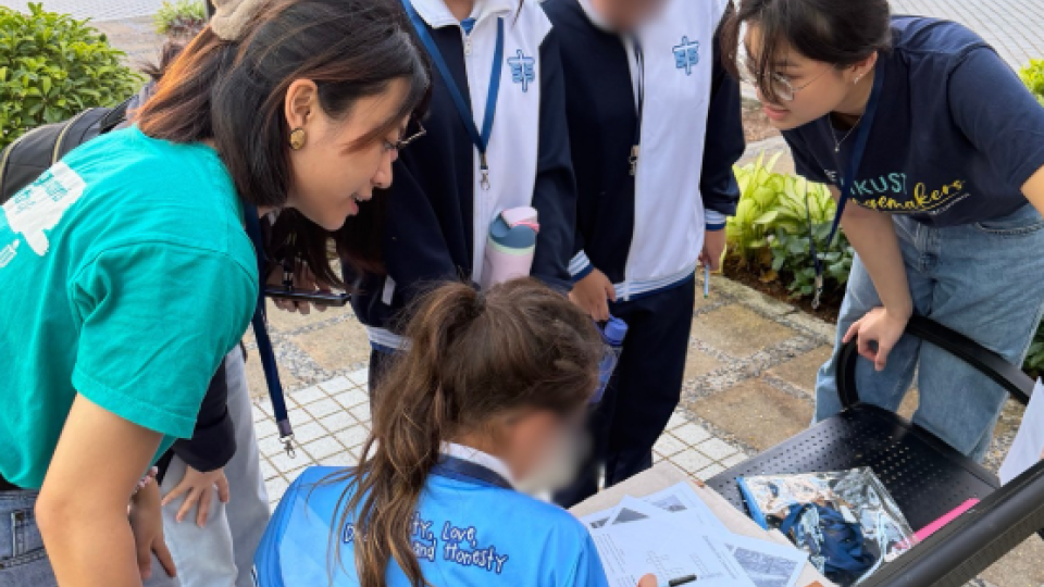 Primary school students and HKUST volunteers solving crossword puzzle together