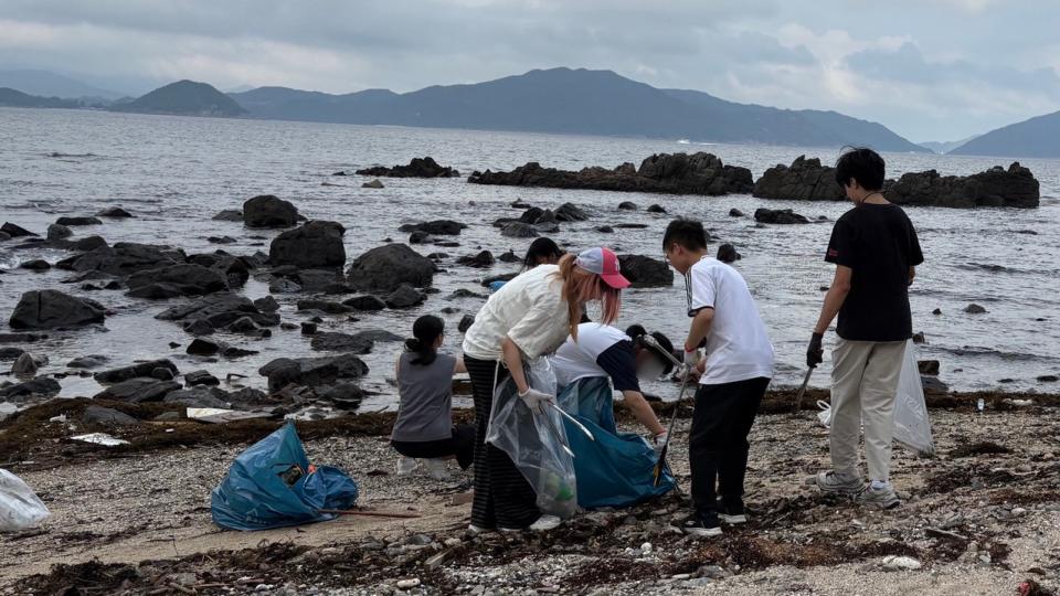 Students clearing debris at the HKUST seafront