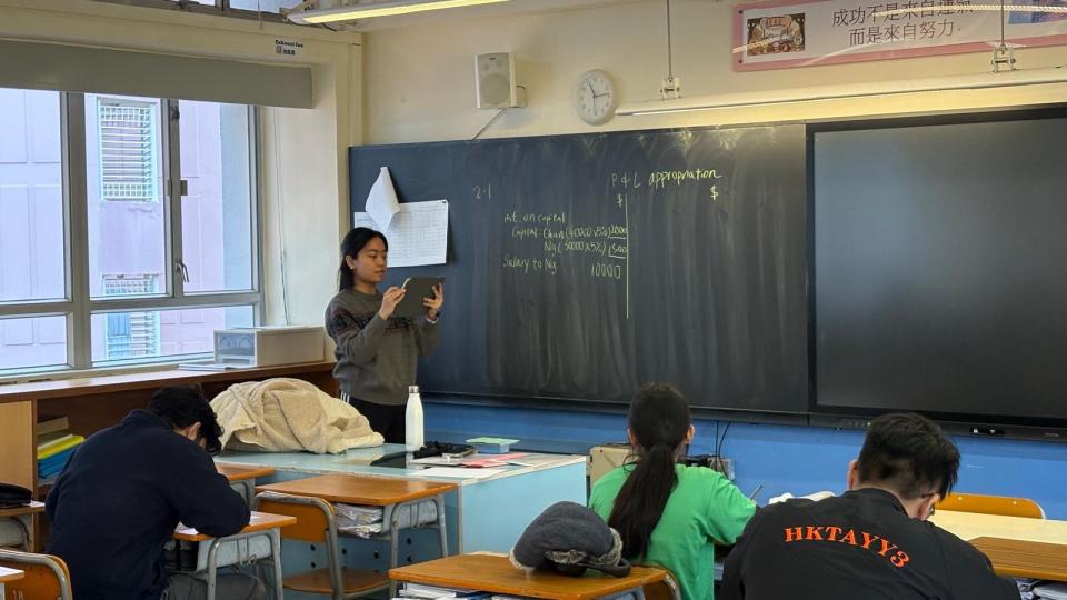 An HKUST volunteer explaining a concept during a BAFS lesson