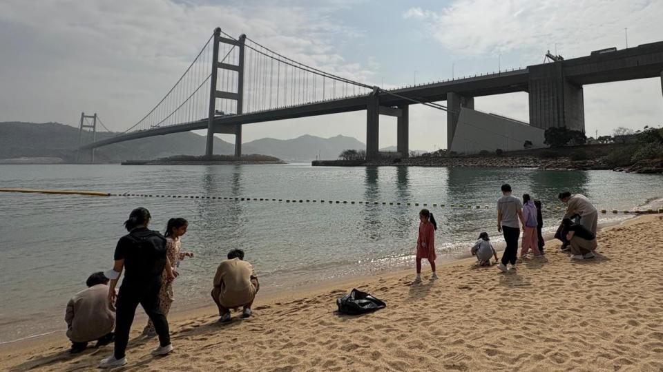 Beach clean-up with EM children